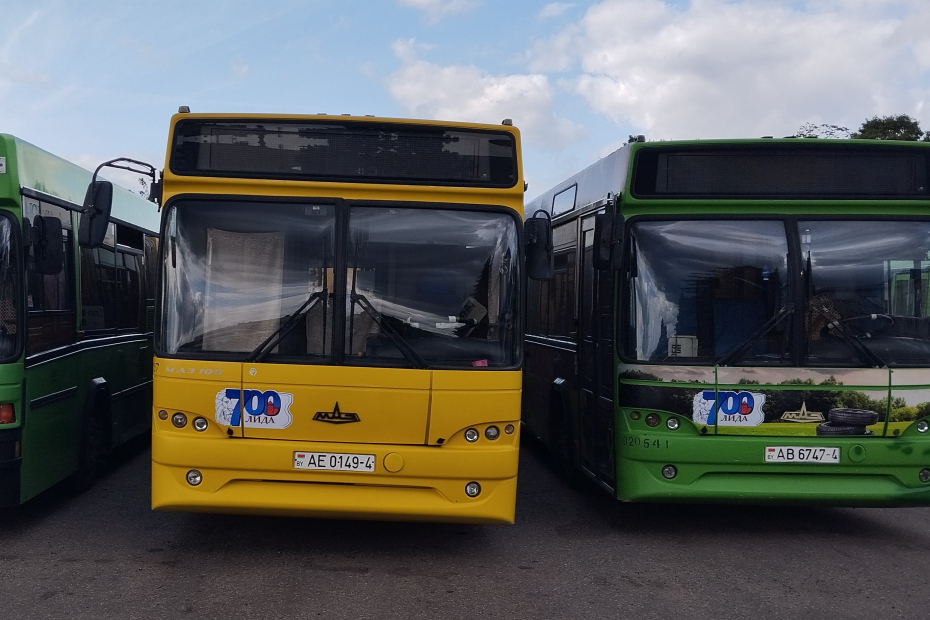 На автобусах городских и пригородных маршрутов появились юбилейные логотипы