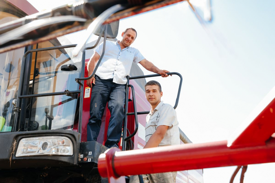 Первыми тысячу тонн зерна в Лидском районе намолотили отец и сын Бовшисы из филиала «Дитва» ОАО «Лидахлебопродукт»