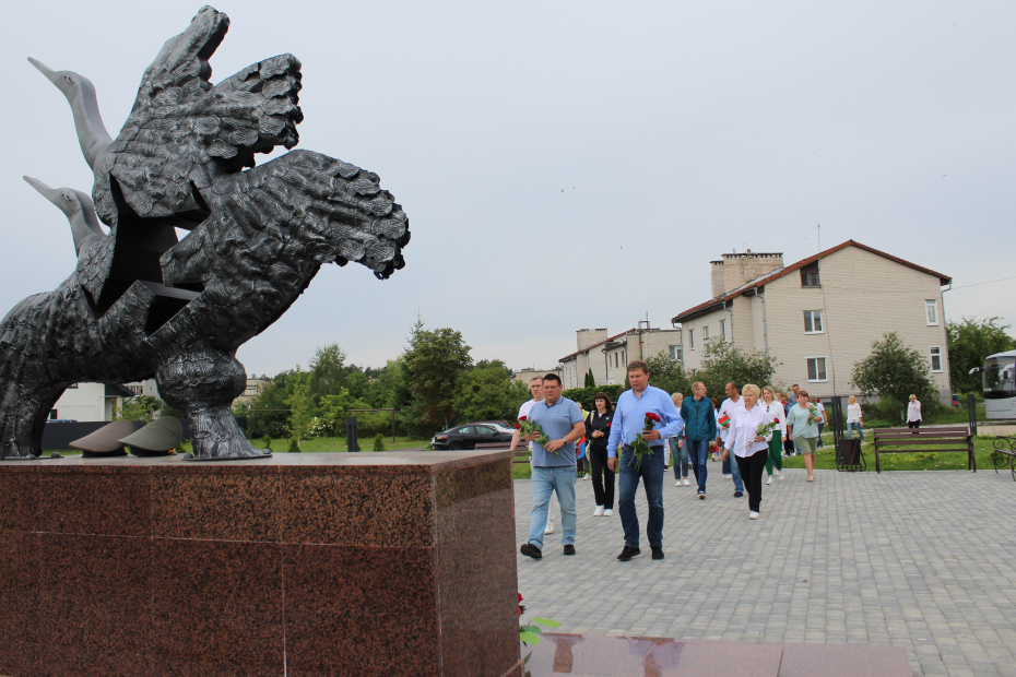 Делегация Лидского райисполкома возложила цветы к мемориалу погибших летчиков-героев в Барановичах
