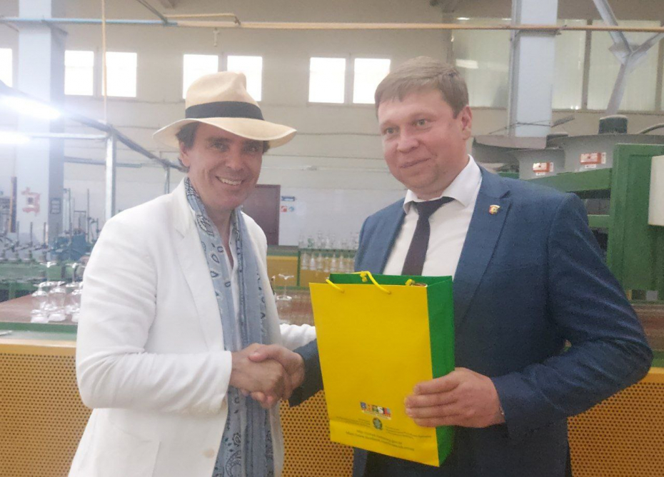 В подарок - хрустальный мяч от стеклозавода «Неман»: посол Бразилии в Беларуси ознакомился со стекольным производством в Лидском районе